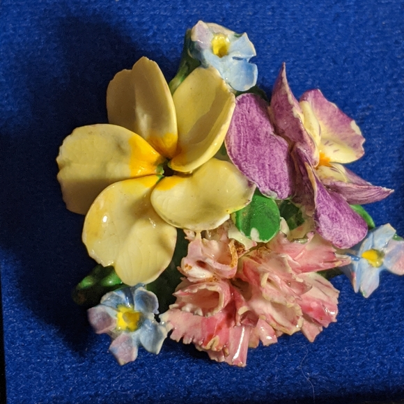Vintage bone china floral brooch - Picture 3 of 4